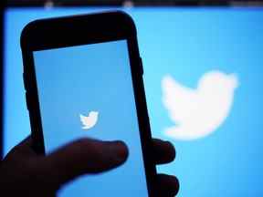 L'application Twitter est vue sur un appareil numérique, le 25 avril 2022, à San Diego.