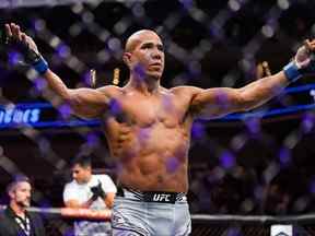Gregory Rodrigues du Brésil célèbre la défaite de Julian Marquez dans leur combat de poids moyen lors de l'événement UFC Fight Night au Moody Center le 18 juin 2022 à Austin, Texas.