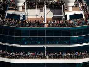 Les gens se tiennent sur les ponts à la proue du navire Celebrity Cruises Celebrity Eclipse alors qu'il quitte le port de Vancouver pour un voyage en Alaska, le dimanche 14 août 2022.