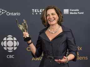 Lisa LaFlamme détient son prix de la meilleure présentatrice de nouvelles aux Canadian Screen Awards à Toronto le 1er mars 2015.