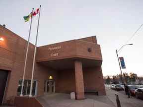 Le palais de justice provincial de Saskatoon, en Saskatchewan, est montré où Catherine Loye McKay a été accusée de trois chefs d'accusation de conduite avec facultés affaiblies d'un véhicule à moteur causant la mort dans la mort d'une famille sur l'autoroute à Saskatoon, en Saskatchewan, le mardi 4 janvier. , 2016.