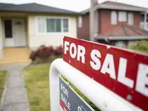 Une enseigne immobilière est représentée à Vancouver.  Les ventes de maisons dans la ville ont peut-être chuté de 40 % en août par rapport à il y a un an, mais le prix de référence composite a atteint plus de 1,1 million de dollars, soit une augmentation de 7 % par rapport à août 2021.