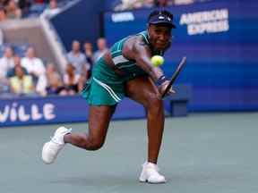 Venus Williams revient à Alison van Uytvanck lors de son match de premier tour du simple féminin de l'US Open au USTA Billie Jean King National Tennis Center à New York, le mardi 30 août 2022.