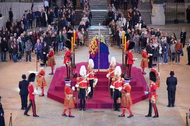 La garde est changée alors que les membres du public défilent devant le cercueil de la reine gisant en état à Westminster Hall 