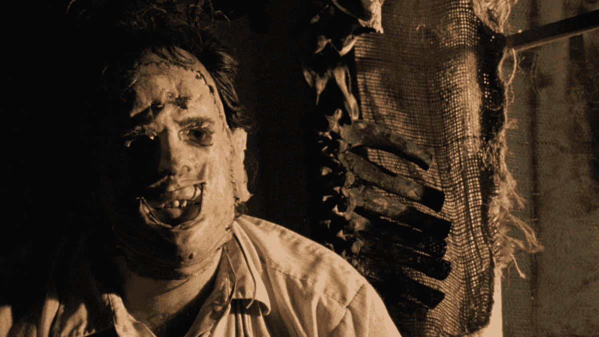 Leatherface est contemplatif dans The Texas Chainsaw Massacre, avec un masque sur le visage
