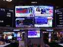 Financial News est vu à la télévision alors que les commerçants travaillent sur le parquet de la Bourse de New York le 29 août. colloque économique.