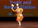 Elissa Gadwa de la nation crie Kehewin se produit lors d'un événement dans les écoles publiques en l'honneur de la Journée nationale de la vérité et de la réconciliation, avec de la danse , des tambours inuits , des performances de gardiens du savoir et des paroles d'un aîné.  Prise le jeudi 29 septembre 2022 à Edmonton.  Greg Southam-Postmedia