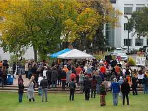 Les gens se rassemblent sur la pelouse est du Reconciliation Garden sur le terrain de l'Assemblée législative de l'Alberta.  Un plan a été dévoilé pour créer un lieu de réflexion et de guérison le 30 septembre 2022, Journée nationale de la vérité et de la réconciliation.  Shaughn Butts-Postmedia