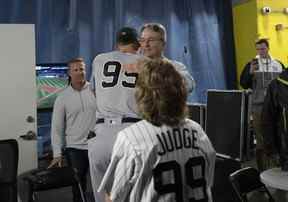 Le frappeur désigné des Yankees de New York Aaron Judge (99) embrasse Roger E. Maris Jr. à la fin du match contre les Blue Jays de Toronto au Rogers Centre.  Nick Turchiaro - USA TODAY Sports