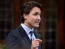 Le chef libéral Justin Trudeau pose une question lors de la période des questions à la Chambre des communes sur la Colline du Parlement à Ottawa le 20 novembre 2013.  