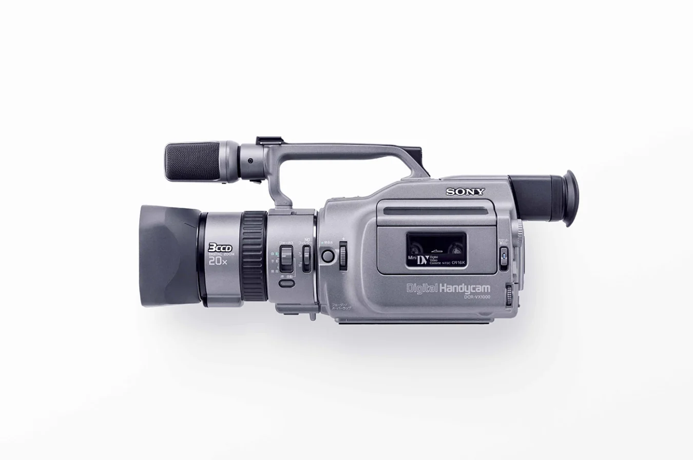Premier caméscope numérique grand public de Sony, le VX1000 est représenté dans une photo marketing.