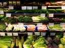 Une large sélection de produits frais est proposée dans une épicerie de la rue Dundas à London, en Ontario.
