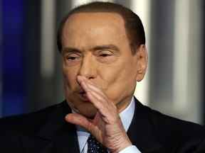 L'ancien Premier ministre italien Silvio Berlusconi fait des gestes lors de l'enregistrement d'un talk-show de la télévision publique italienne à Rome, le 11 janvier 2018.
