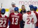L'entraîneur-chef des Canadiens de Montréal, Martin St-Louis, s'entretient avec ses joueurs lors de la première journée du camp d'entraînement à Brossard, le 22 septembre 2022.
