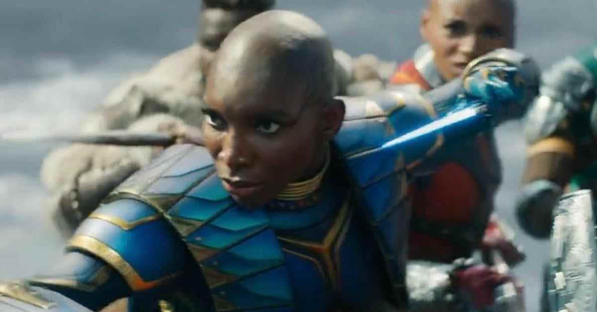 Aneka brandit un couteau brillant dans son armure Midnight Angel dans une bande-annonce de Black Panther : Wakanda Forever. 