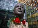 Des roses sont placées sur une sculpture de Mikhaïl Gorbatchev à la mémoire du dernier chef de l'Union soviétique, à la 