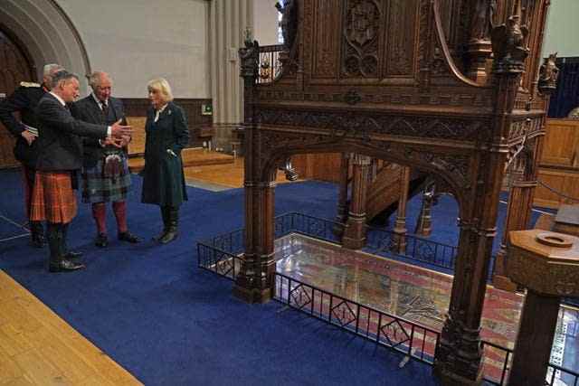 Le roi Charles III et la reine consort sont présentés la pierre tombale de Robert le Bruce lors d'une visite à l'abbaye de Dunfermline, pour marquer son 950e anniversaire, après avoir assisté à une réunion à la City Chambers à Dunfermline, Fife, où le roi a officiellement marqué l'attribution de statut de ville sur l'ancienne ville