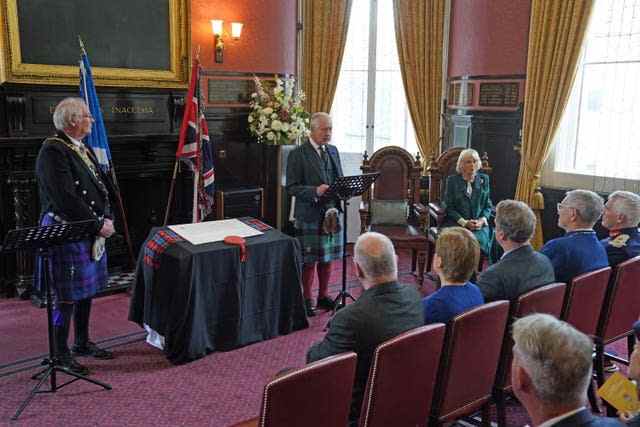 Le roi Charles III et la reine consort assistent à une réunion officielle du conseil à la City Chambers de Dunfermline, Fife, pour marquer officiellement l'attribution du statut de ville à l'ancienne ville, avant une visite à l'abbaye de Dunfermline pour marquer son 950e anniversaire 