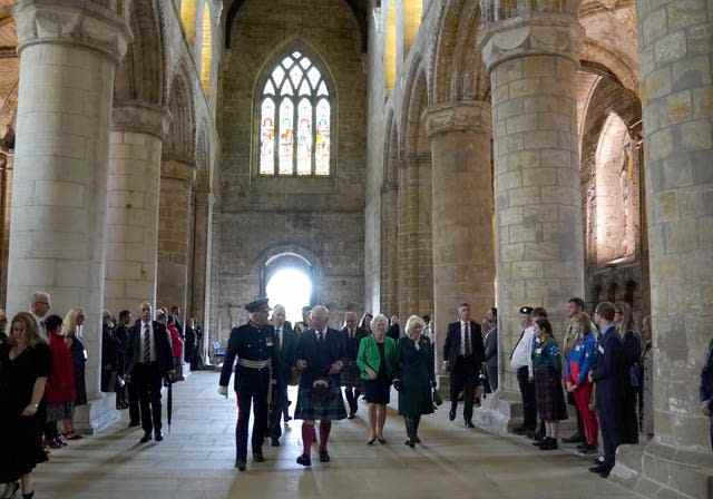 Le roi Charles III et la reine consort visitent l'abbaye de Dunfermline, pour marquer son 950e anniversaire, après avoir assisté à une réunion à la City Chambers à Dunfermline, Fife, où le roi a officiellement marqué l'attribution du statut de ville à l'ancienne ville