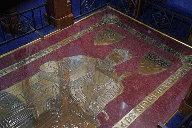 La pierre tombale de Robert le Bruce, alors que le roi Charles III et la reine consort ont visité l'abbaye de Dunfermline, pour marquer son 950e anniversaire, après avoir assisté à une réunion à la City Chambers à Dunfermline, Fife, où le roi a officiellement marqué l'attribution du statut de ville à l'ancienne ville