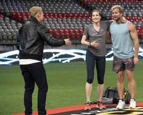 Catherine Wreford et Craig Ramsay ont été accueillis par l'hôte Jon Montgomery après avoir remporté la saison 8 de The Amazing Race Canada.