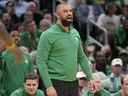 L'entraîneur-chef des Boston Celtics, Ime Udoka, réagit lors du quatrième quart du match 3 de la finale NBA de basket-ball contre les Golden State Warriors, le mercredi 8 juin 2022, à Boston.  
