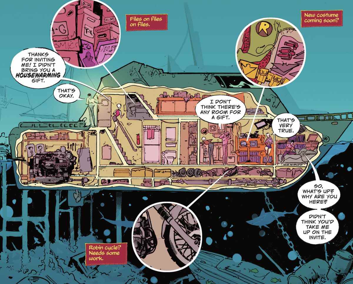 Une vue en coupe de la nouvelle péniche de Tim Drake, avec des piles de boîtes de classement, un cycle Robin à réparer et un nouveau costume en cours d'élaboration dans Tim Drake: Robin # 1 (2022). 