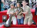 Les écologistes / personnalités de la télévision Terri Irwin, Bindi Irwin et Robert Irwin assistent à Steve Irwin honoré à titre posthume avec une étoile sur le Hollywood Walk of Fame le 26 avril 2018 à Hollywood.  
