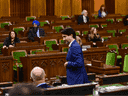 Le premier ministre Justin Trudeau vote à la Chambre des communes sur la colline du Parlement à Ottawa le mercredi 21 octobre 2020. 