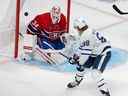 William Nylander des Maple Leafs marque sur le gardien des Canadiens Jake Allen au Centre Bell lundi.