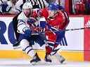 Juraj Slafkovsky des Leafs et des Canadiens, à droite, affronte le défenseur des Leafs Morgan Rielly lundi soir au Centre Bell.