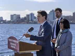 Le premier ministre Justin Trudeau accompagné de Ginette Petitpas Taylor, à droite, ministre responsable de l'Agence de promotion économique du Canada atlantique, et de Sean Fraser, ministre de l'Immigration, annonce un soutien aux victimes de la tempête post-tropicale à Dartmouth, en Nouvelle-Écosse, le mardi 4 octobre 2022.