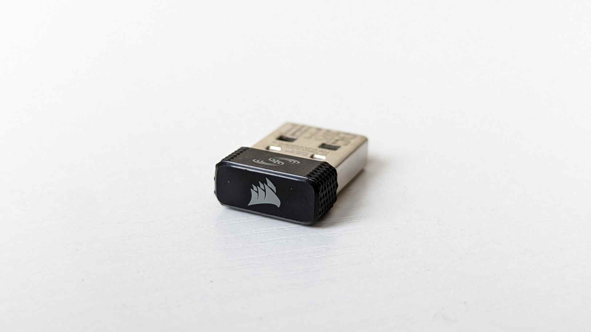 Le dongle USB-A sans fil SlipStream fourni avec le clavier de jeu Corsair K100 Air