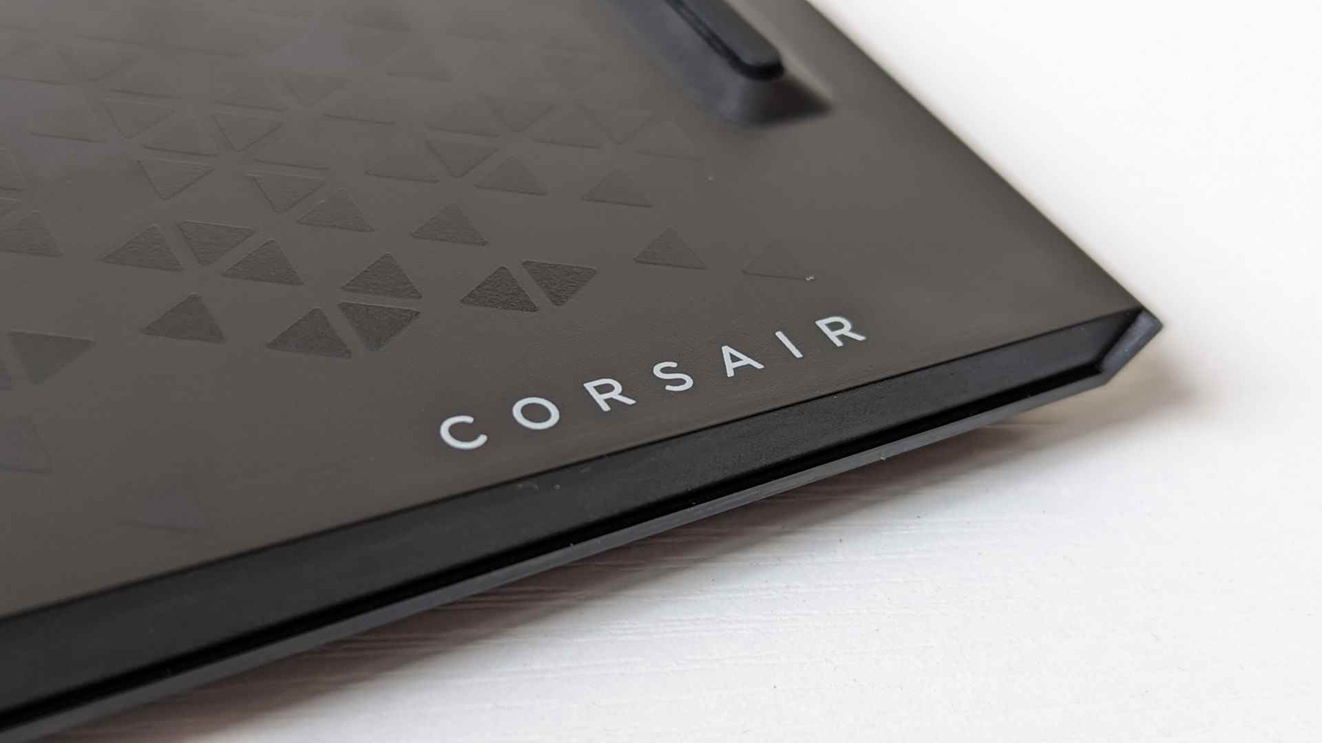 Le dessous du clavier gaming K100 Air, sur lequel est imprimé le logo Corsair