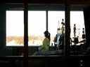 Une infirmière autorisée prend un moment pour regarder à l'extérieur tout en s'occupant d'un patient COVID-19 ventilé dans l'unité de soins intensifs de l'hôpital Humber River pendant la pandémie de COVID-19 à Toronto le 25 janvier 2022. Le Canada fait face à une vague de départs à la retraite par les travailleurs des secteurs à haute pression, avec plus de départs à la retraite avant leurs 65 ans.
