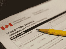 Rapide : l'immigration permettra à la Banque du Canada de réduire ses taux plus tôt que ses « pairs »