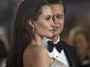 La réalisatrice et actrice Angelina Jolie et son mari et co-vedette Brad Pitt posent à la première de 