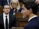 Le premier ministre Justin Trudeau, surveillé par le chef du Parti conservateur du Canada, Pierre Poilievre, prononce une allocution sur le décès de la reine Elizabeth de Grande-Bretagne à la Chambre des communes sur la Colline du Parlement à Ottawa, le 15 septembre 2022.