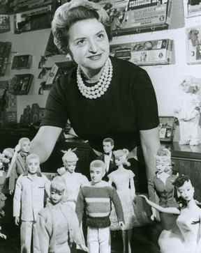 Ruth Handler est représentée dans cette image d'archive Mattel avec les poupées Barbie et Ken.  Document/Mattel