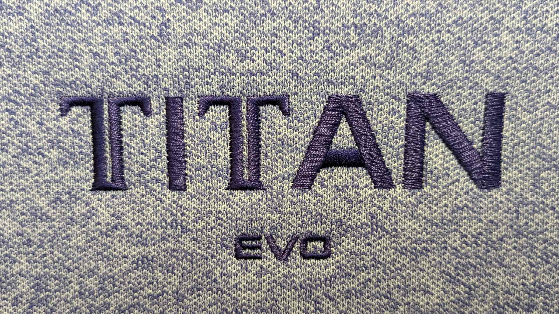 Le logo Secretlab 'Titan Evo', cousu en violet sur un ton plus clair