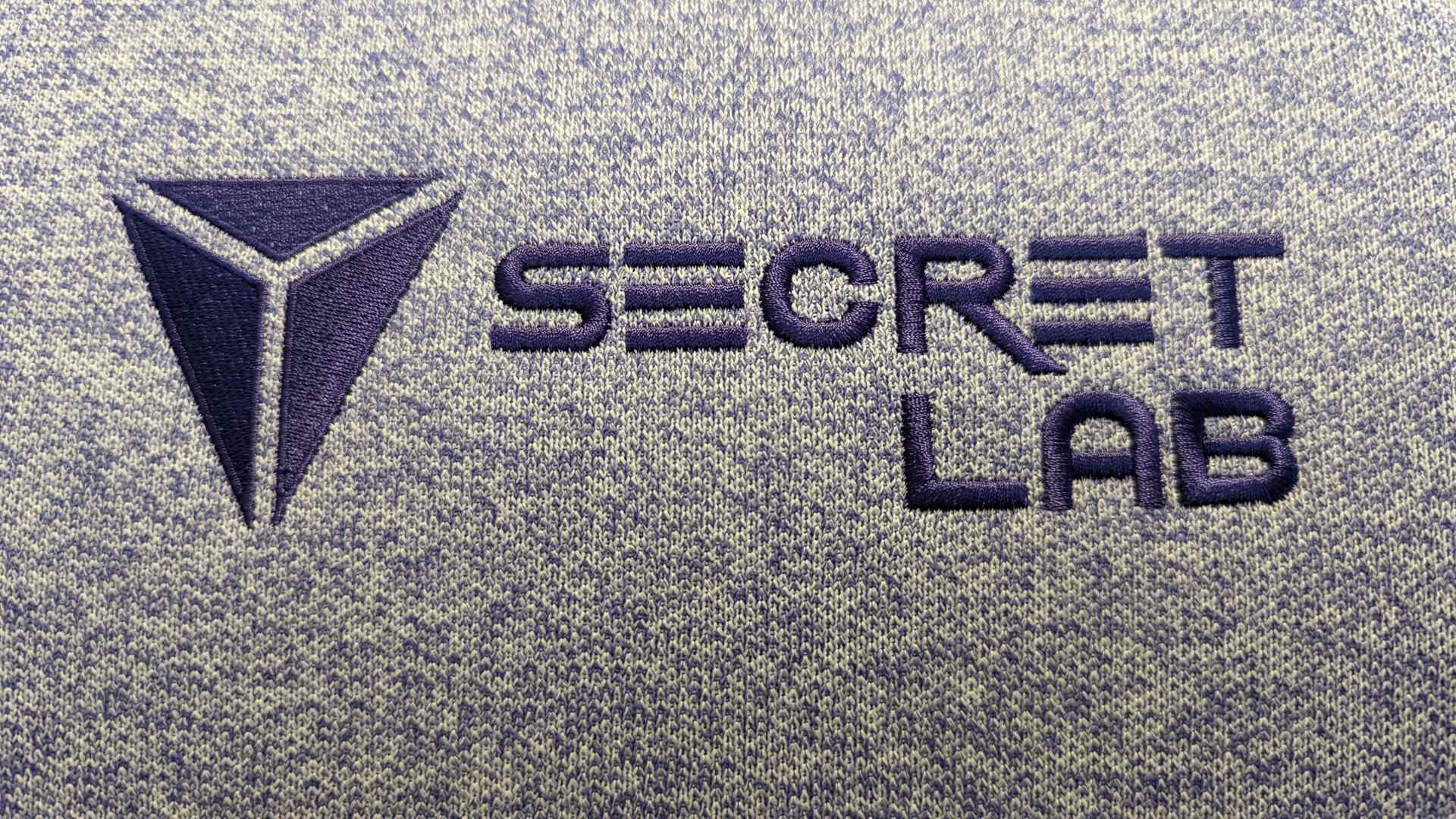 Le logo Secretlab, cousu en violet sur un ton plus clair