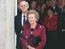 Le Premier ministre britannique Margaret Thatcher, flanquée de son mari Denis (L), s'adresse à la presse, le 28 novembre 1990 pour la dernière fois devant le 10 Downing Street à Londres avant de remettre sa démission en tant que Premier ministre à la reine Elizabeth II.  (Le crédit photo doit se lire SEAN DEMPSEY/AFP/Getty Images) // 1216 feat aging ORG XMIT : POS2015121514500806