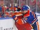 30 sept. 2022 ;  Edmonton, Alberta, CAN ;  Les défenseurs des Oilers d'Edmonton Darnell Nurse (25 ans) vérifient l'attaquant des Flames de Calgary Tyler Toffoli (73 ans) au cours de la deuxième période à Rogers Place.