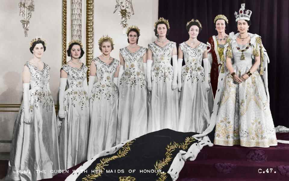 Les demoiselles d'honneur avec la reine Elizabeth II, photographiées par Cecil Beaton dans le salon vert du palais de Buckingham, le 2 juin 1953. Lady Mary Baillie-Hamilton, la plus petite, se tient la plus proche du monarque - Print Collector 