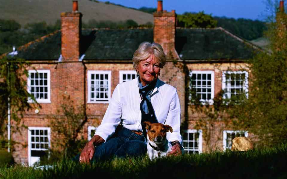 Lady Mary Russell en 2003 à Combe Manor, sa maison dans le Berkshire - Philip Hollis 