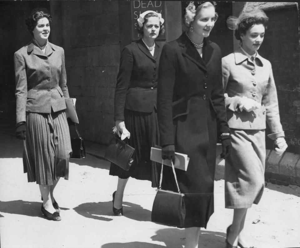 De gauche à droite : Lady Moyra Hamilton, Lady Rosemary Spencer-Churchill, Lady Anne Coke et Lady Mary Baillie-Hamilton en route pour l'abbaye de Westminster le 22 mai 1953 pour une répétition du couronnement - Shutterstock