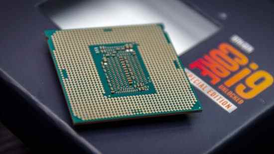 Mise à niveau du processeur avec un processeur Intel Core i9, qui repose avec ses broches vers le haut sur sa boîte de vente au détail