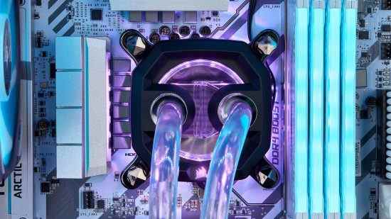 La mise à niveau ultime du processeur est le refroidissement complet par eau, qui voit les tuyaux ici briller en bleu et violet