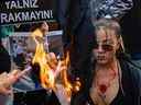 Les manifestants ont incendié du matériel alors qu'ils tenaient une banderole avec le portrait de l'Iranienne Mahsa Amini, alors qu'ils participaient à un rassemblement devant le consulat iranien à Istanbul le 29 septembre.