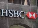 Le logo de la Banque HSBC Canada dans le quartier financier de Toronto.